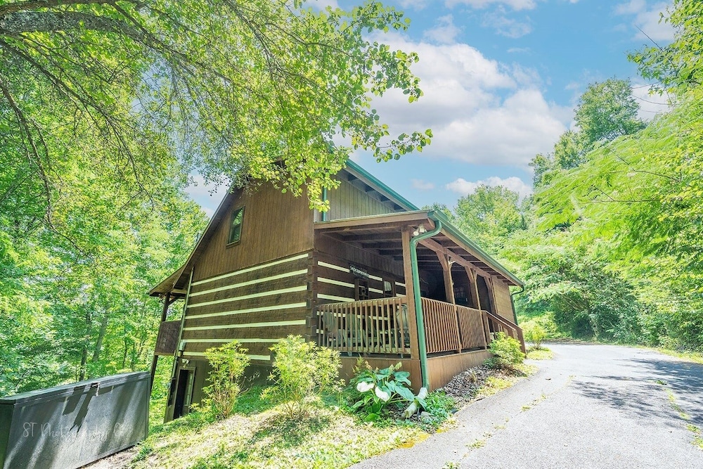 A Slice Of Heaven 2 Bedroom Cabin by RedAwning