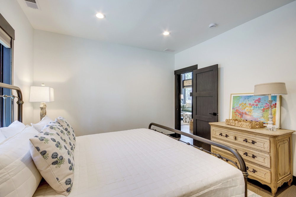 2 Mi to Big Sky Resort: Luxe Mtn-view Retreat!