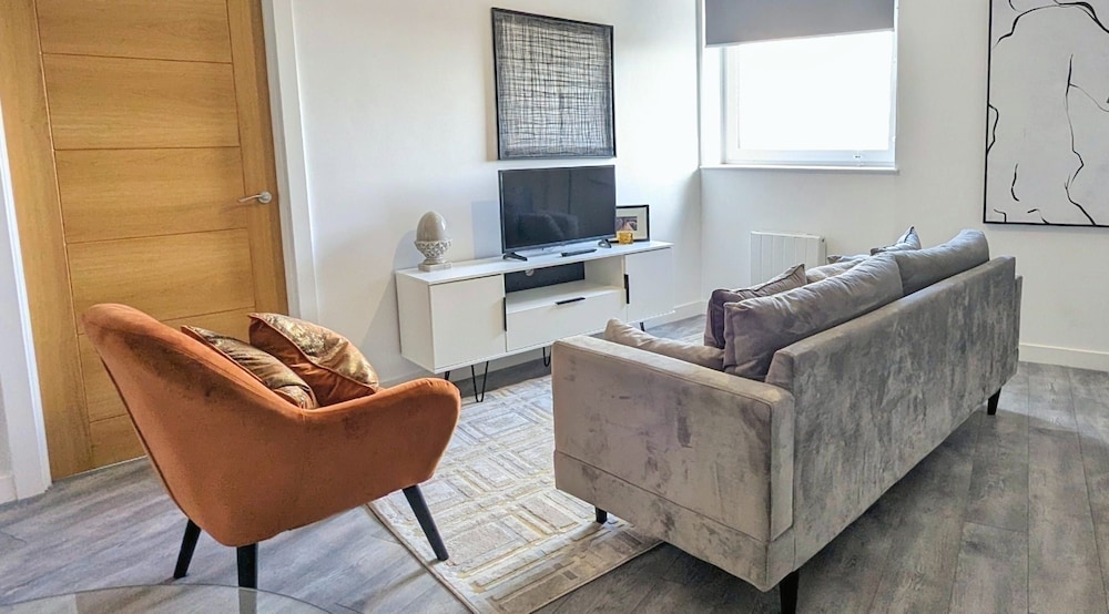 Modern 1 Bed Apt - 15 Mins to Solihull Centre
