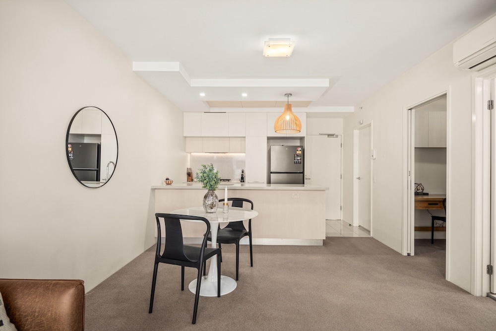 Chic West End Stay With Gym & Pool Access
