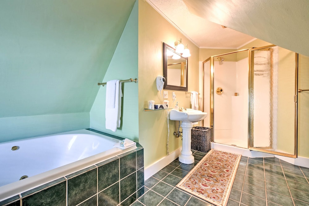 Central Bar Harbor Home, Walk to the Shore & Town!