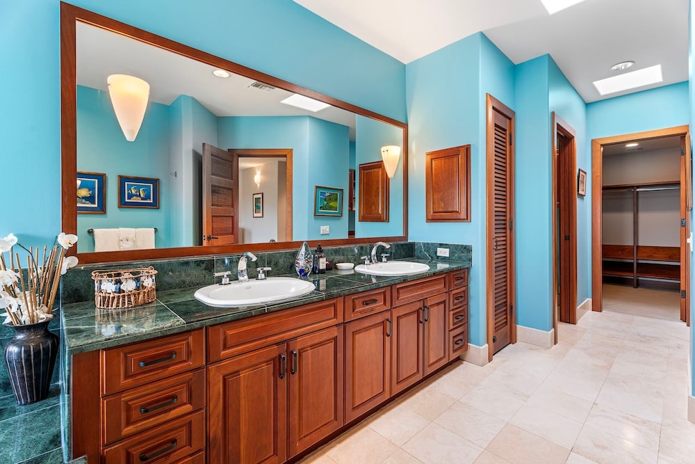 Close to Beaches & Restaurants - Spacious Townhome - Concierge Incl- Vrkcv