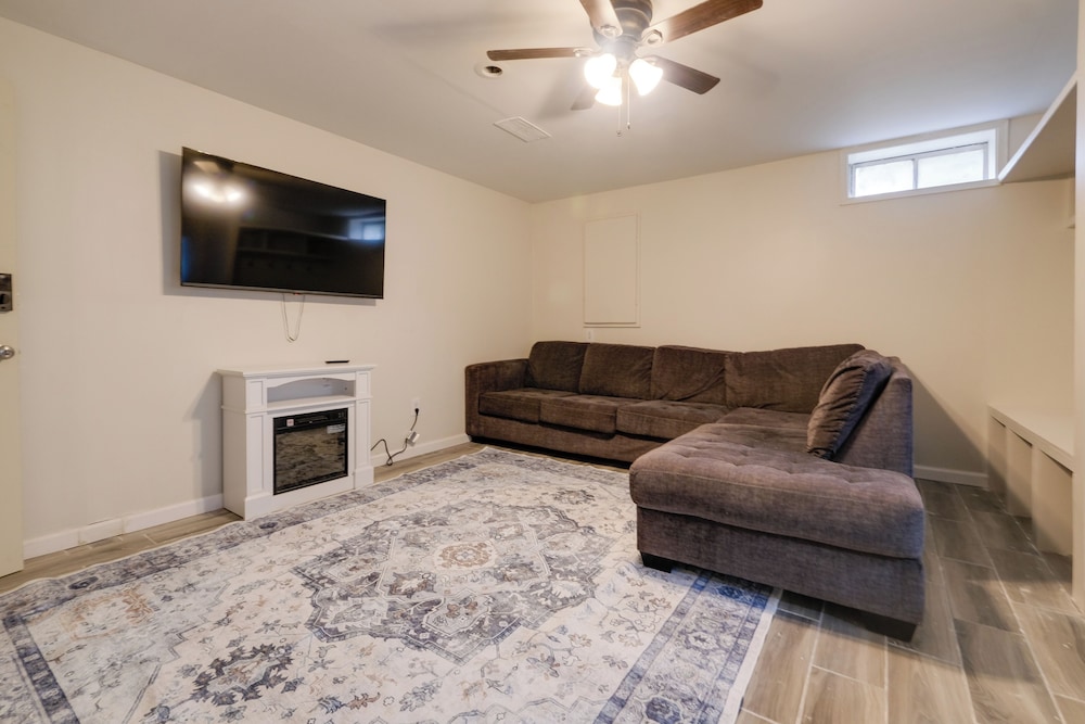 2 Mi to Umd: Apt w/ Free Parking in Silver Spring!