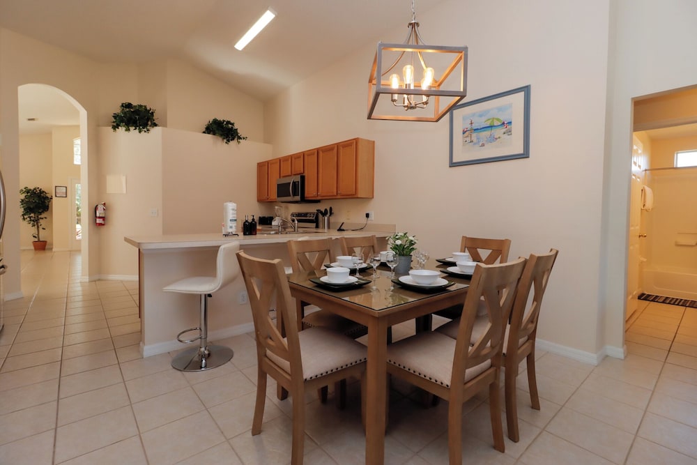 Emerald Island Retreat Near Parks - Image 4