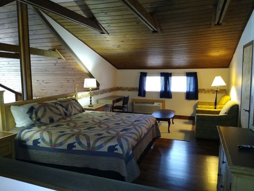 Shady Woods Retreat 3BR Chalet