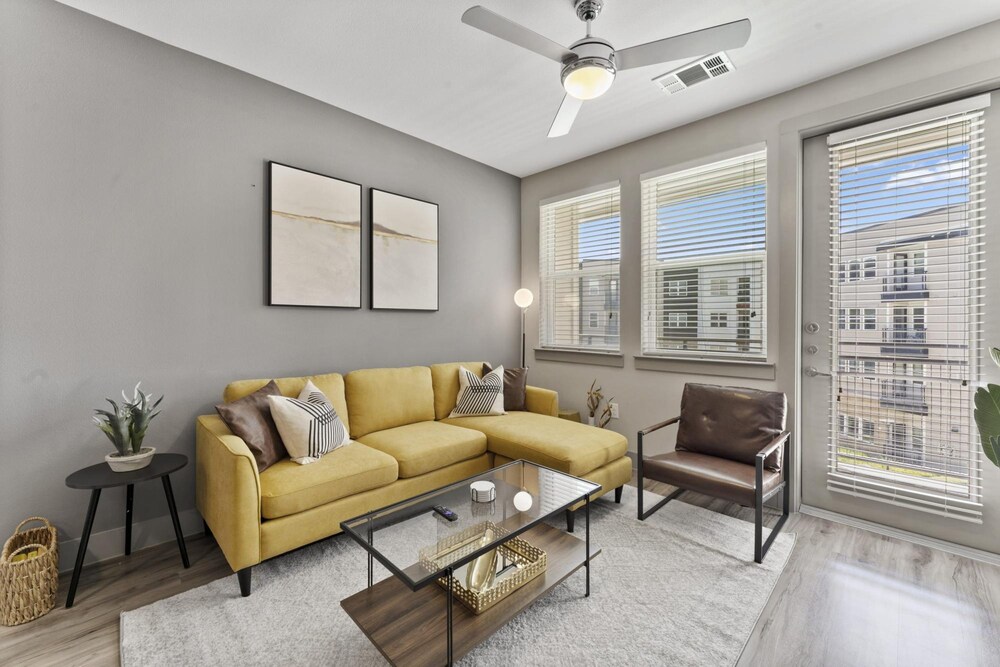 Elegant 1BR King Suite Close to DT w Fast Wifi - Image 4