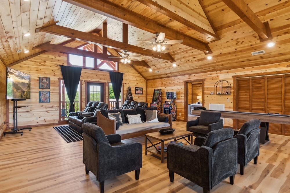 Splash Mountain Lodge 8 Bedroom Cabin