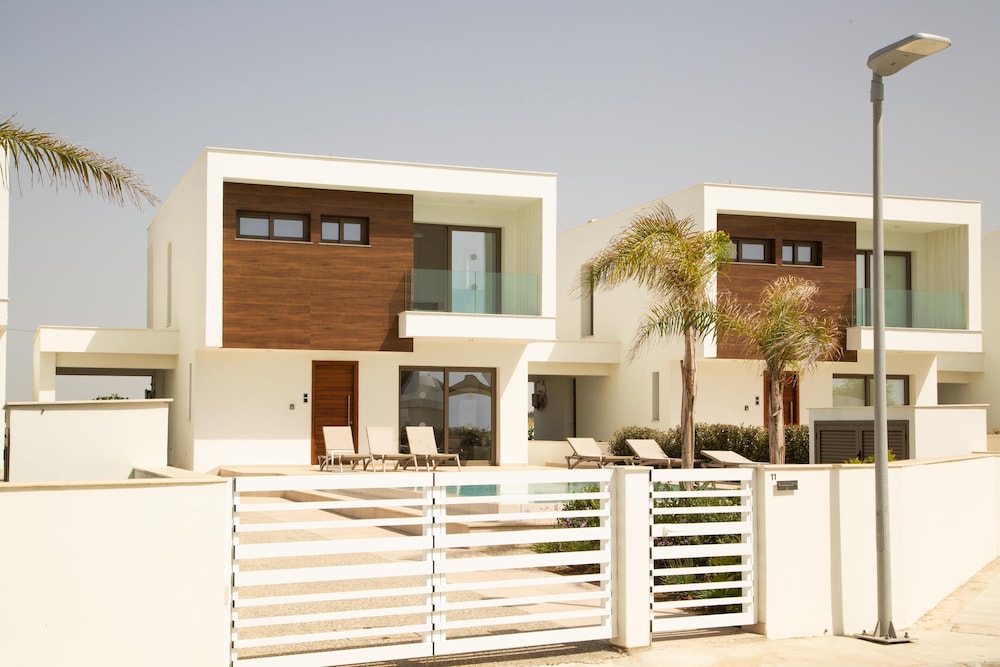 Phaedrus Living: Serenity Waves Villas No.11