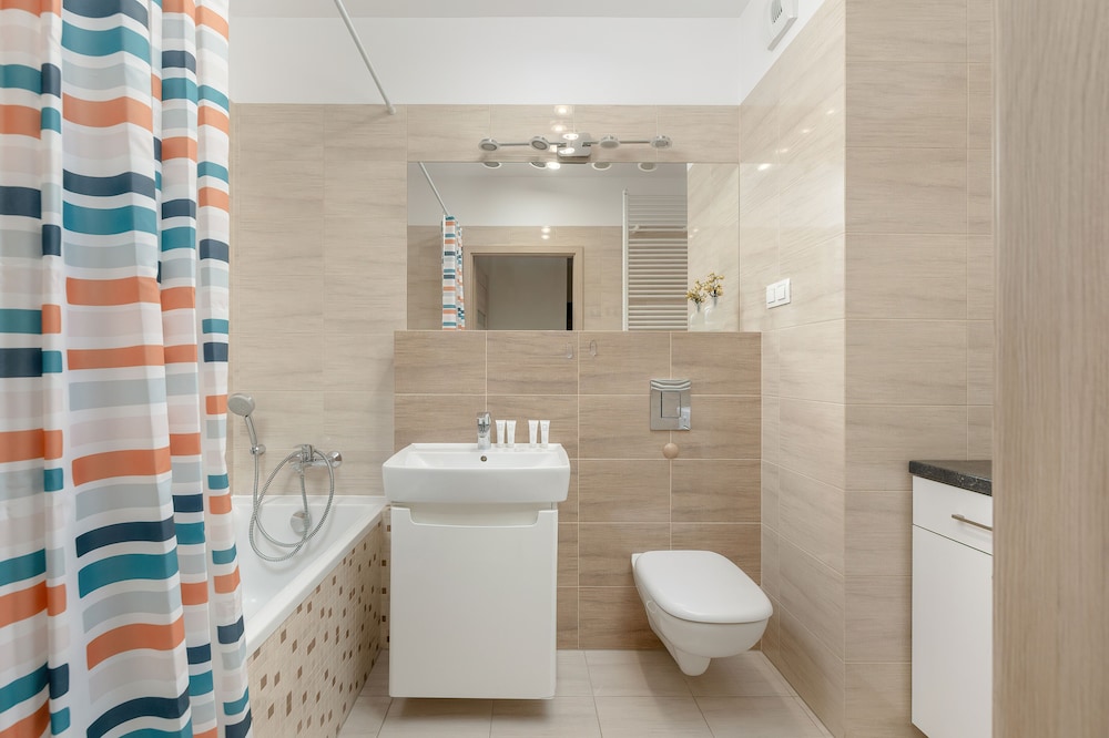 Spacious Apartment Poznań by Renters view 4