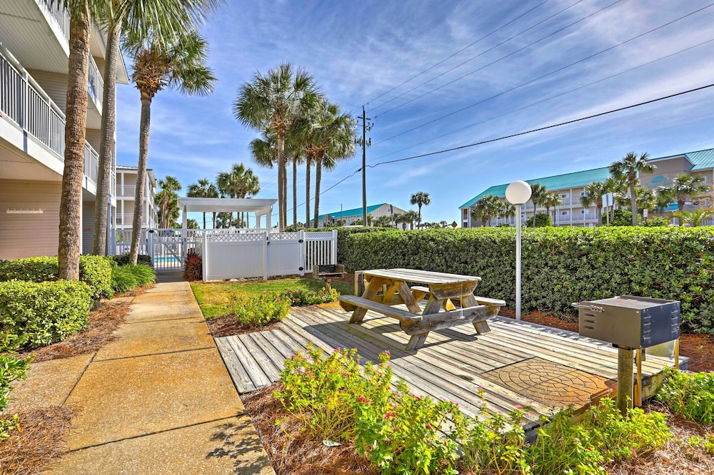 Walk to Beach: Condo in Pensacola w/ Pool Access