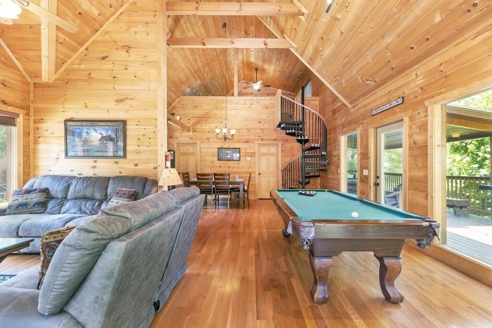A Suite Mountain - 2 Bedrooms, 1 Baths, Sleeps 6 Cabin by RedAwning