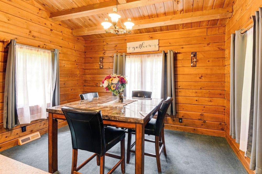 Private Hannibal Cabin With Sauna & Hot Tub!