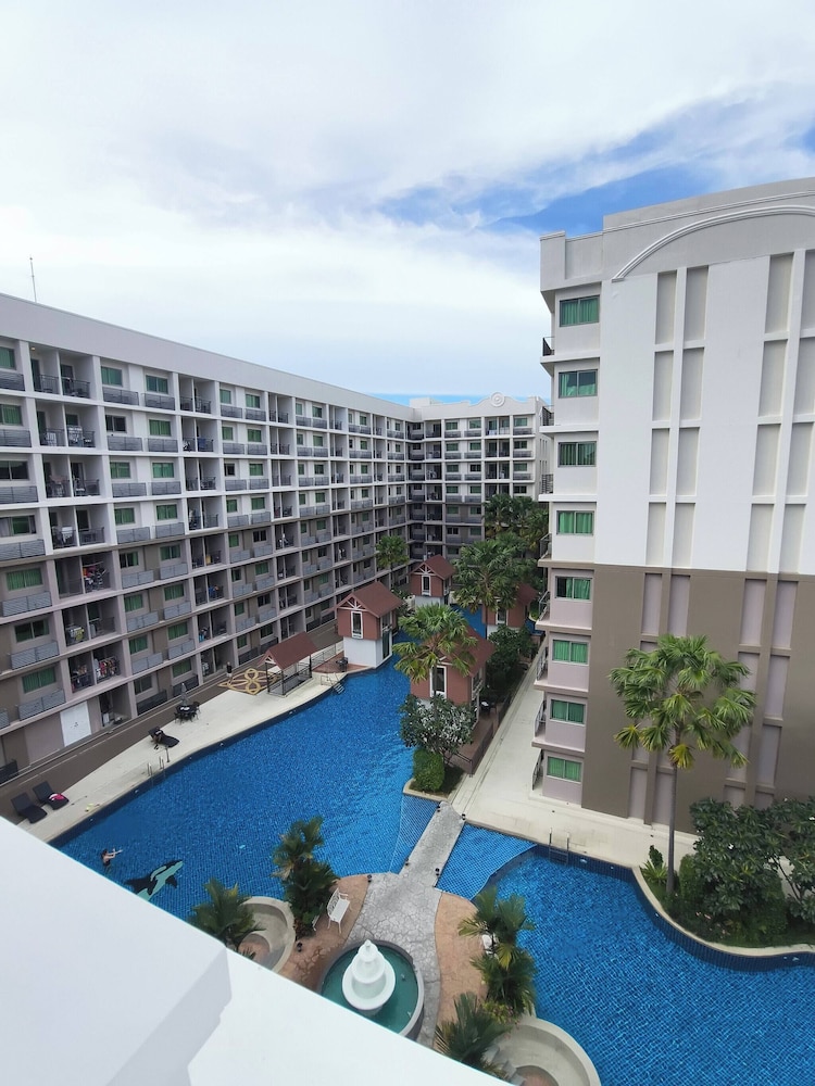 Luxurious Pattaya Apartment With Pool Access