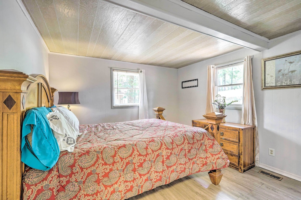 Beautiful Home With Mountain-view Deck + Smart TV view 5