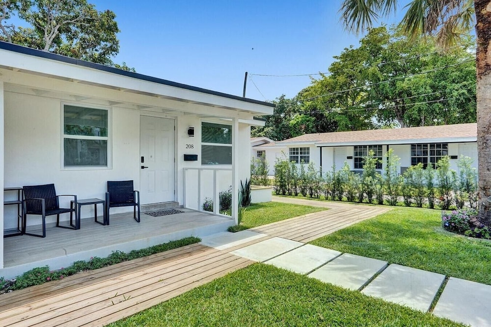 Modern Hallandale Apt w/ Backyard Near Beach