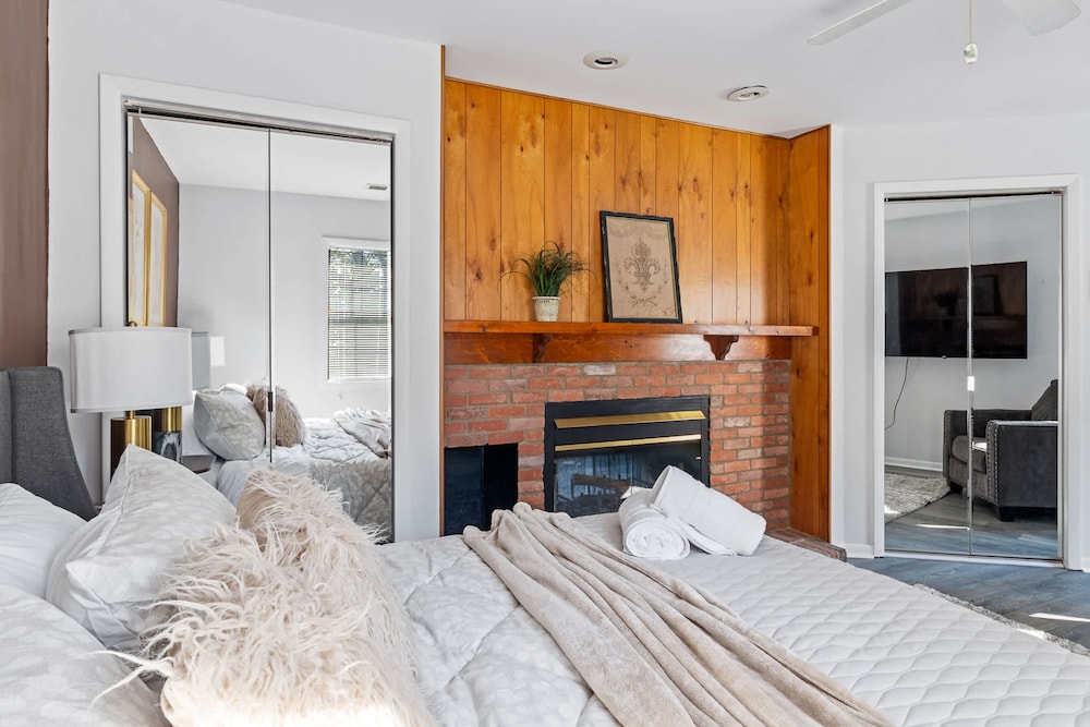 Renovated River Home Hot Tub Sauna Game Room