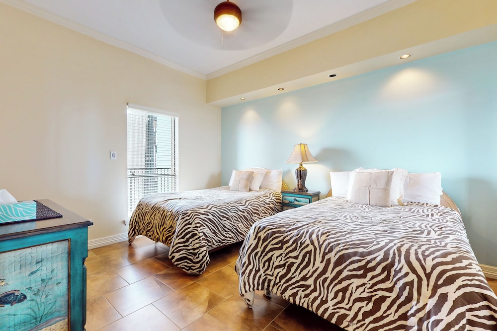 3BR Gulf View Pentouse w/ Pool - Steps to Shore