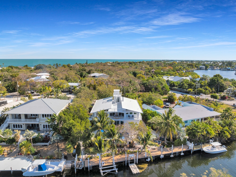 New Listing! Reel Joy Waterfront Luxe With Pool And Private Dock 4 Bedroom Home