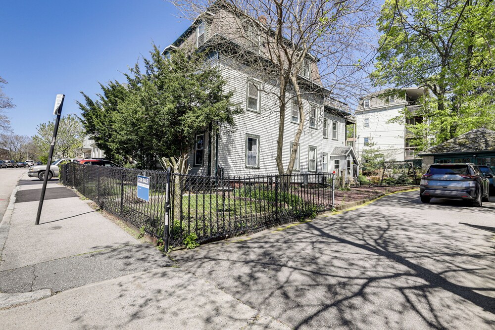 Explore Dtwn, Parks & Colleges: Cozy Worcester Apt