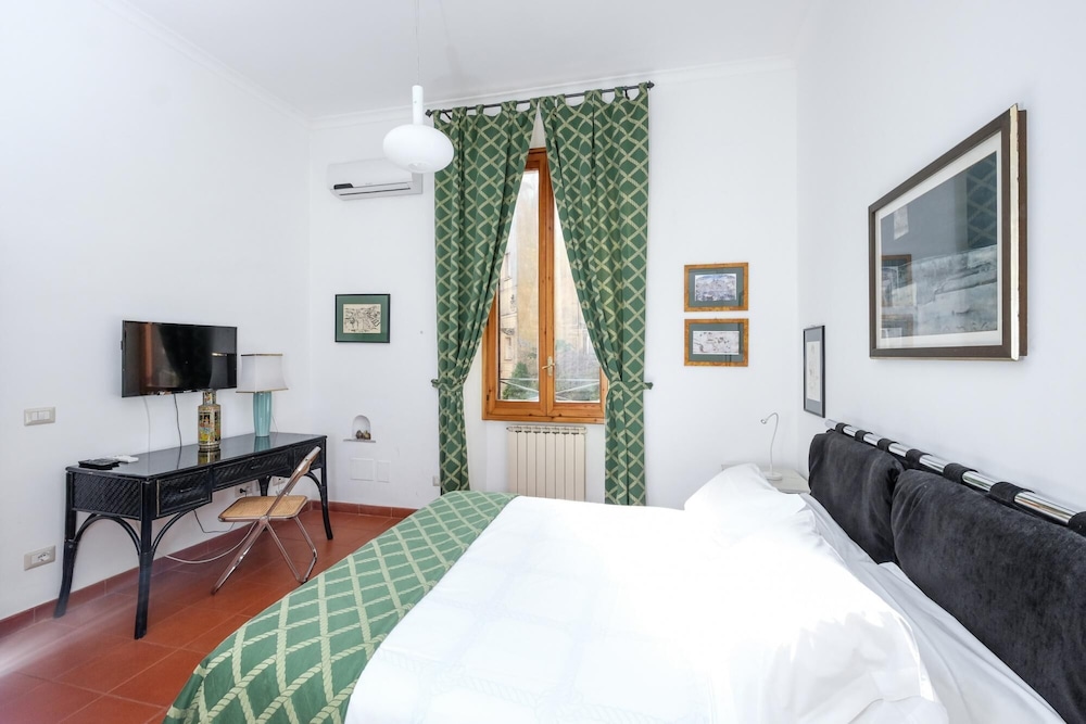 Trastevere Charming Retreat on Cobblestone Street