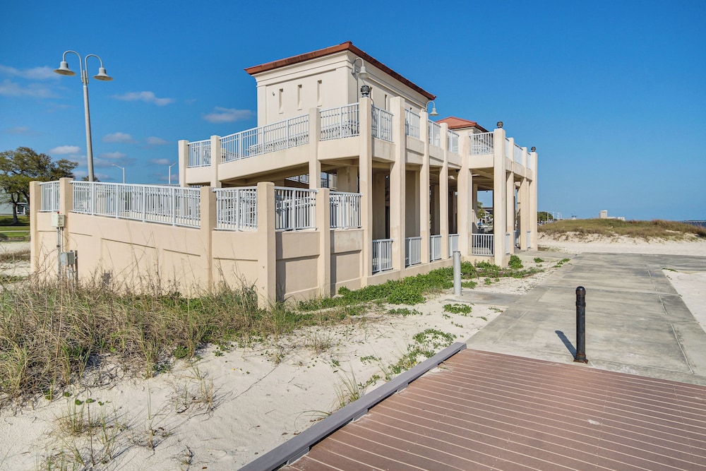 Walk to Gulf Coast: Biloxi Condo w/ Pool Access