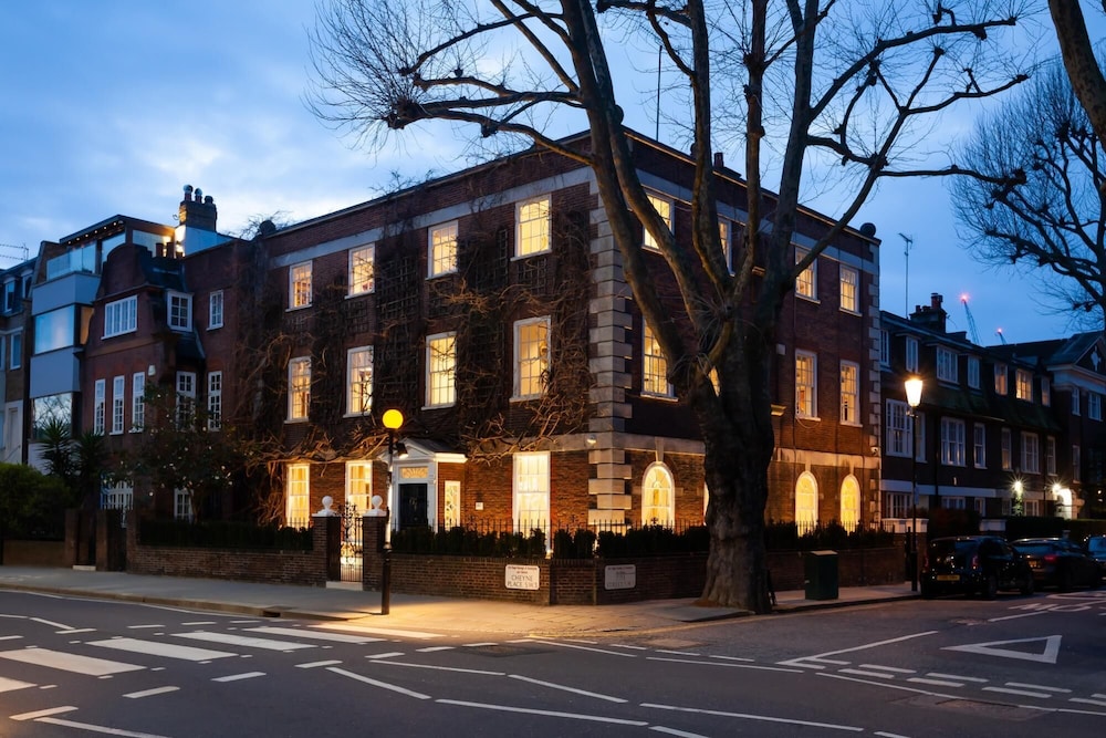 49 Cheyne Place in London