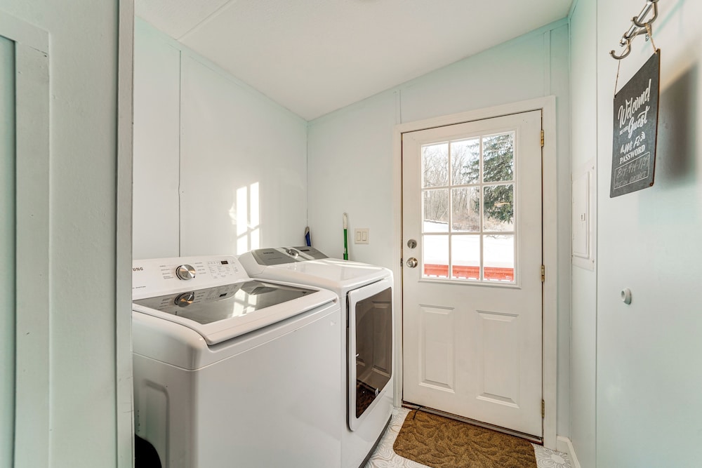 Half-mi to Lakemont Park: Family-friendly Home!
