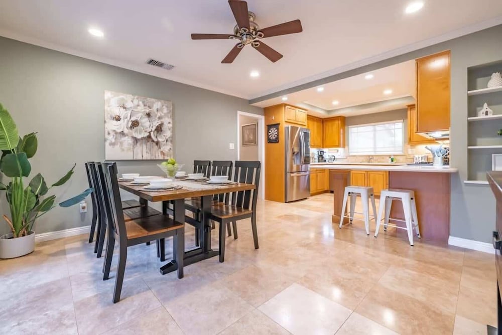Marbella Lane - Charming 4BR Bungalo for Relaxing Retreat