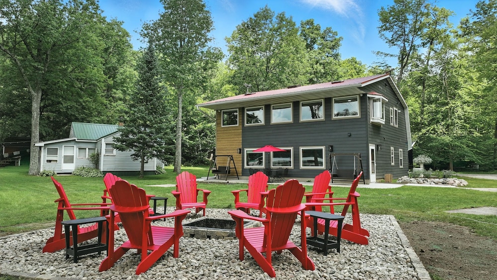 5 BR Family Hangout I Lake Views I Firepit