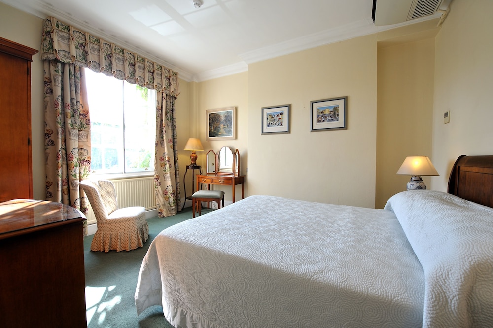 French Horn Hotel view 5