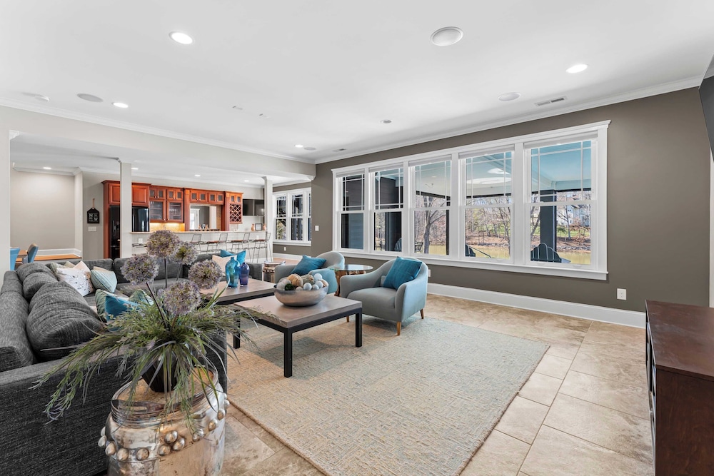 Luxury Lakefront Stay Private Dock, Indoor/outdoor Pool The Retreat