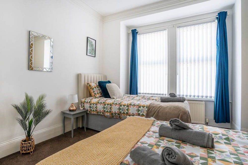 Spacious 3 Bed Flat-free Parking