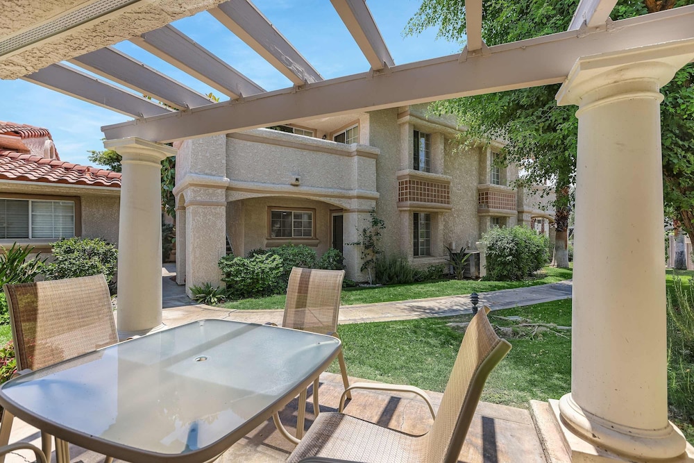 2BR 2BA Stylish Palm Springs Condo