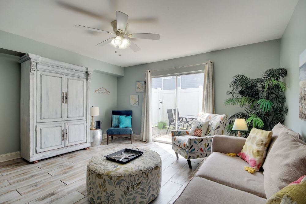 Near Beach & Casinos: Biloxi Condo w/ Pool Access