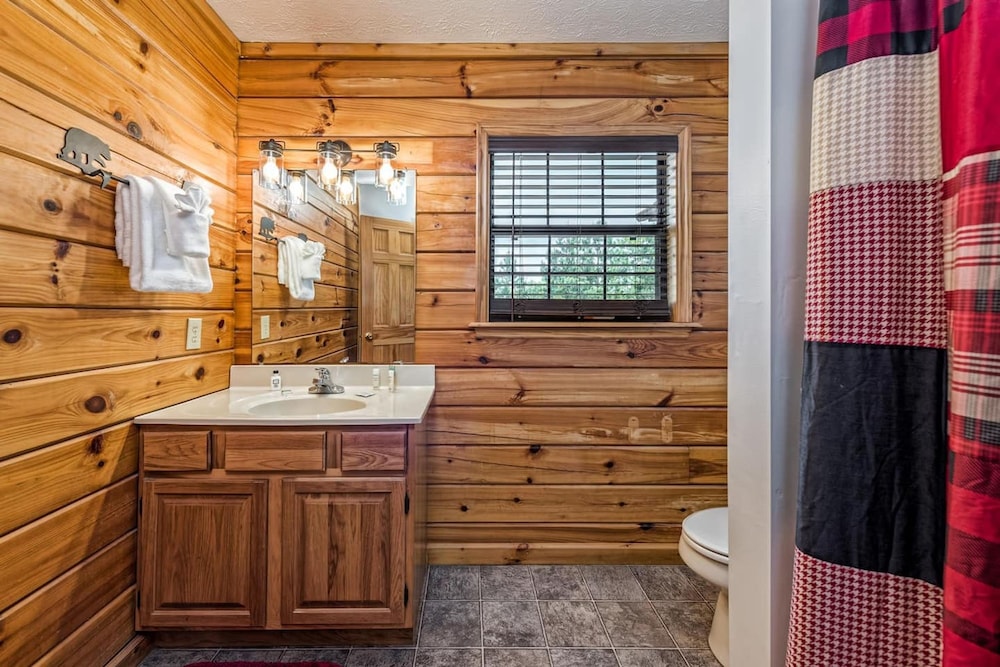 Smoky Mtn Lux Cabin Hot Tub Pool Views