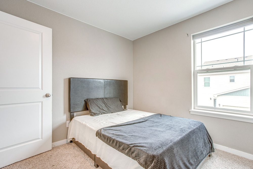 Perfect for Families! Quiet Aurora Home