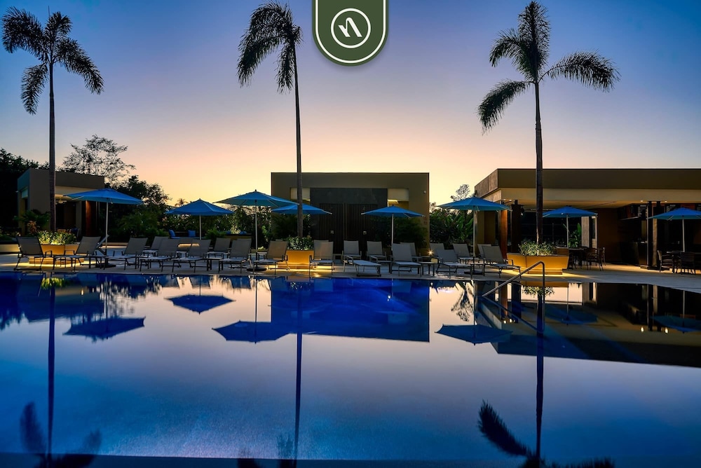 Luxury 2 BR Condo Near Golf Courses and Marina