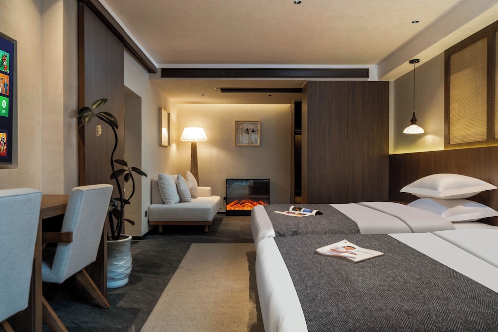 Fenghuang Yiquan River View B&B