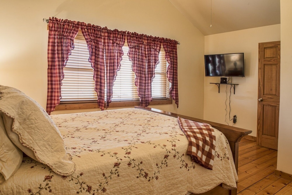 Relax With Spectacular Mountain Views At Bear's Den Cabin In Lake Lure - Firepit 4 Bedroom Cabin by Sunscape Property Management view 5
