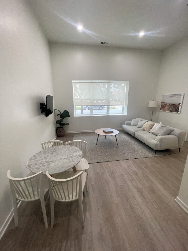 Cozy and Modern Stay in the Heart of C