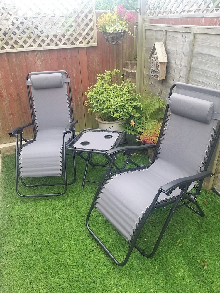 1-bed Seaside Retreat - Sleeps 2, Parking & Garden
