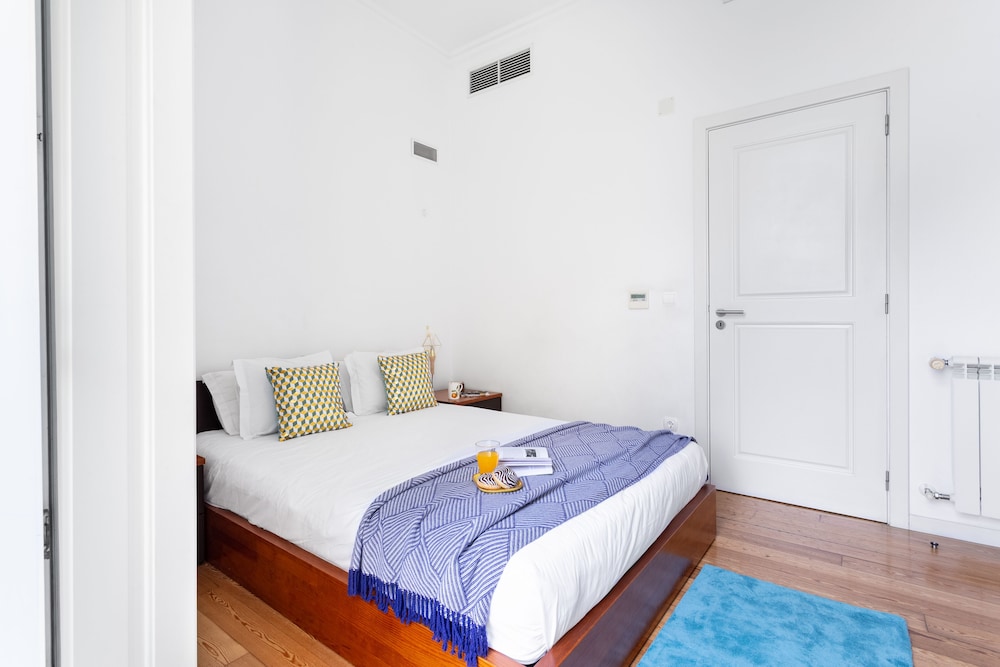 JOIVY Splendid 2BR Apt w/ parking&balcony, 10mins to Praça do Comércio view 4