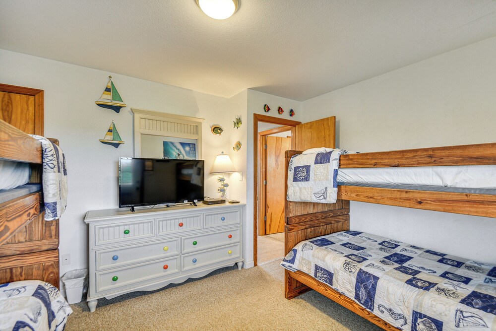 Walk to Beach + Restaurants: Outer Banks Retreat