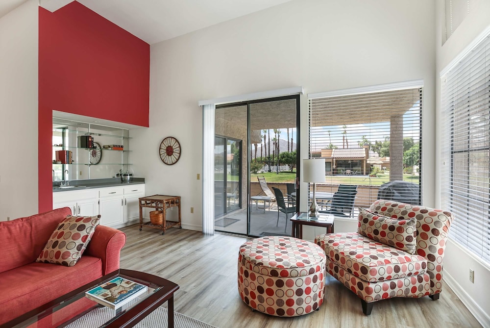 Spacious Single-story Condo With Golf Course Views