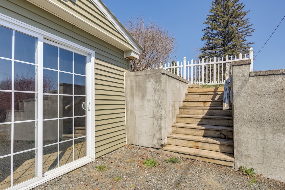 Walk to Private Beach & Boat Launch: Mayfield Home