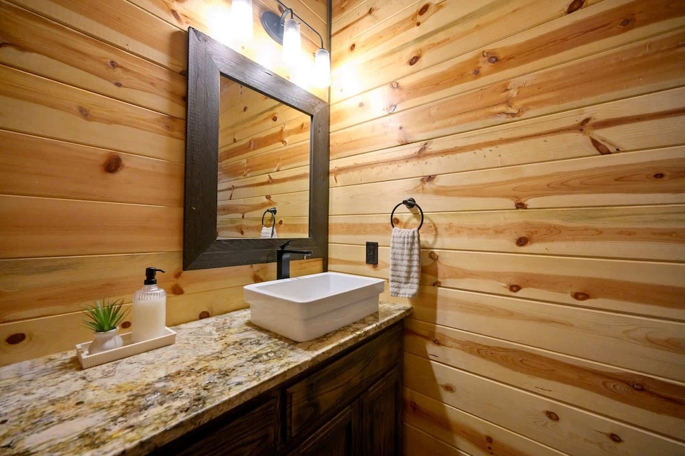 Cabin Vibe - Bunkroom - 3 King - Firepit - Shuffleboard