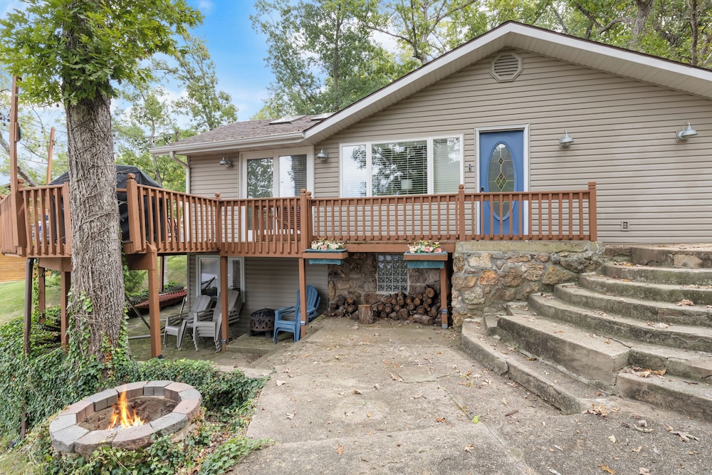 Lakefront Oasis With Skylights & Covered Boat Slip For Extra Adventure