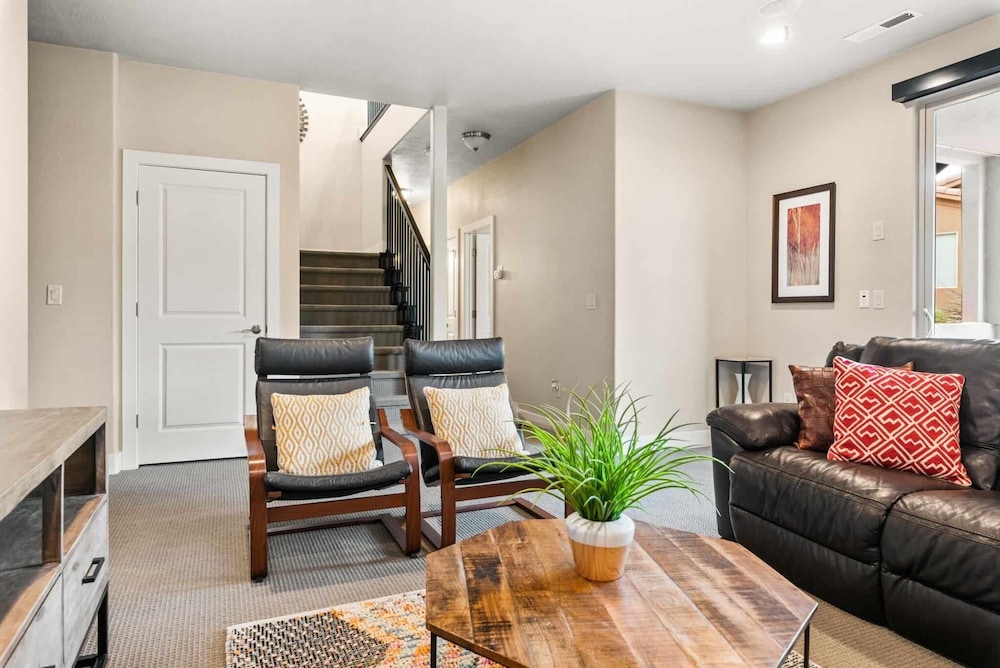 2 Units Reunion Property 7 Bedroom Home