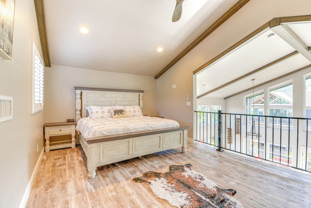 Payson Vacations - Pine Cabin w/ Hot Tub  Mountain Views - Property Image 2