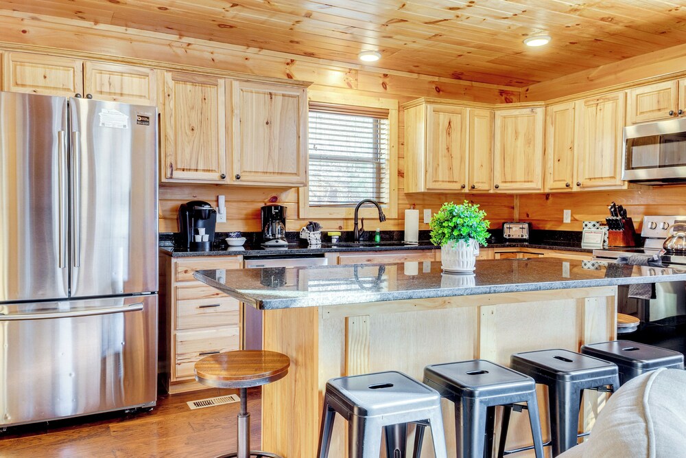2 Mi to Dtwn Gatlinburg: Mountain Cabin w/ Hot Tub